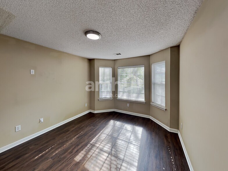 Building Photo - 6004 W Rosie Ln SE