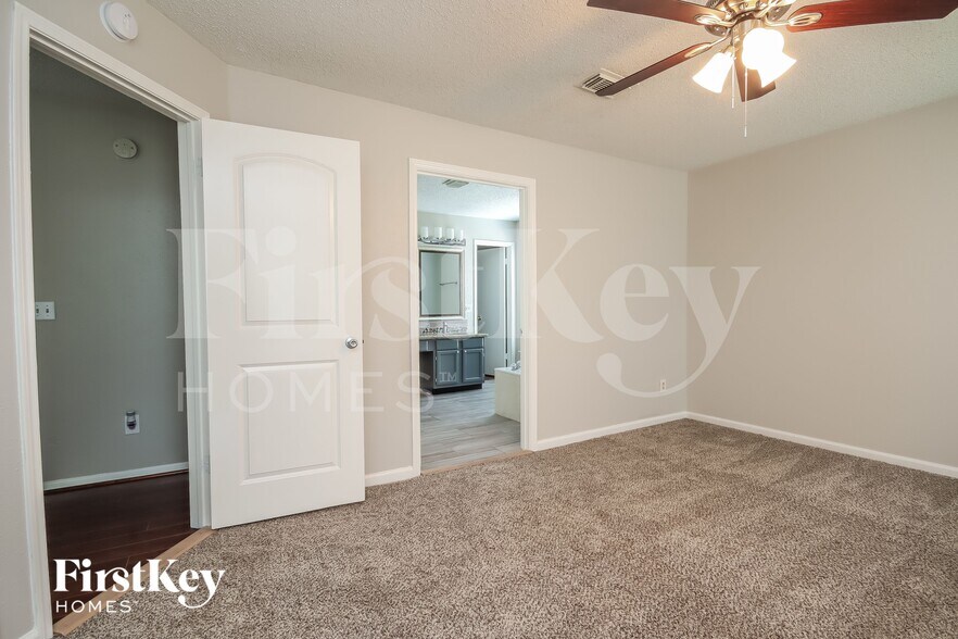 Building Photo - 4004 Ashwood Dr