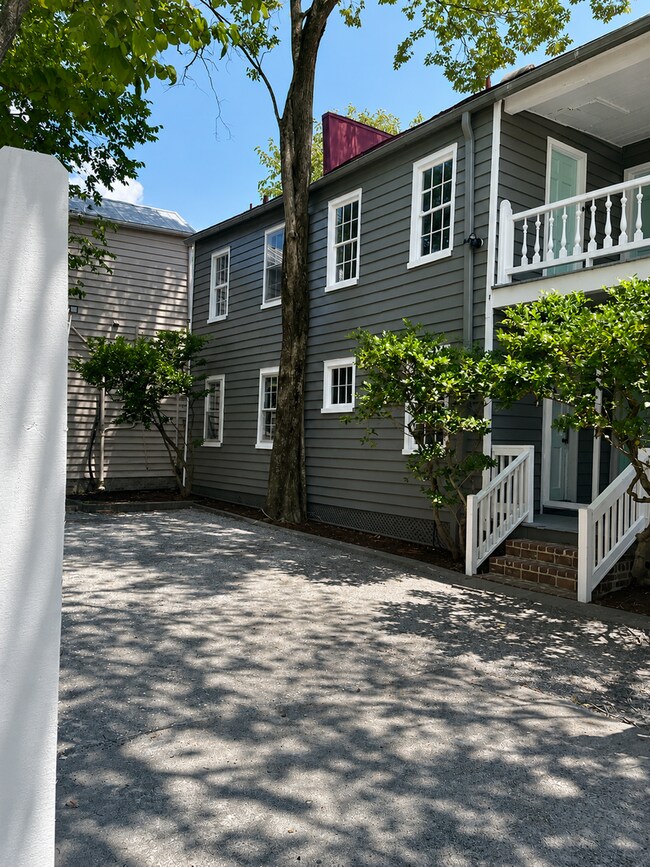 Building Photo - 5 Bedroom 2.5 Bath Home close to CofC and MUSC