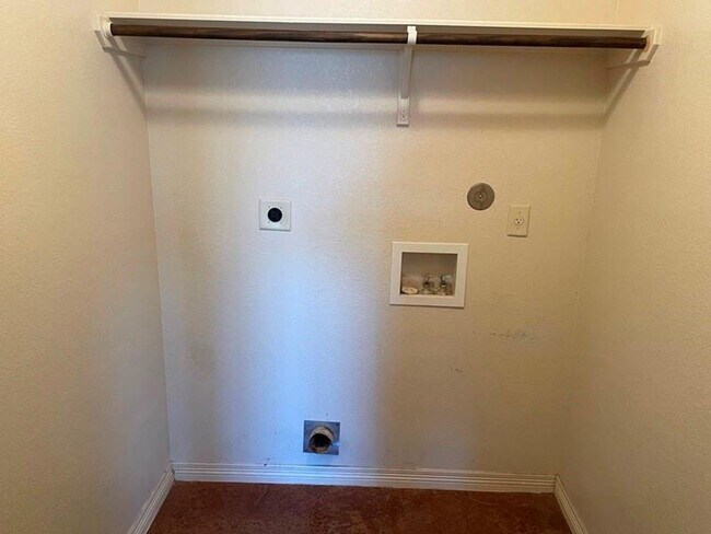 Building Photo - 504 Karey Dr