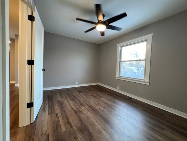 Building Photo - Remodeled Single Level 3 Bed, 2 Bath Home w/ 1 Car Garage