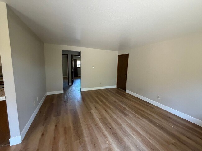Building Photo - 1695 Stardust St