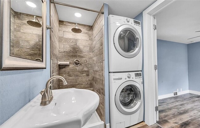 Building Photo - 3BD, 3BA Home Near Central Park with Bonus Casita