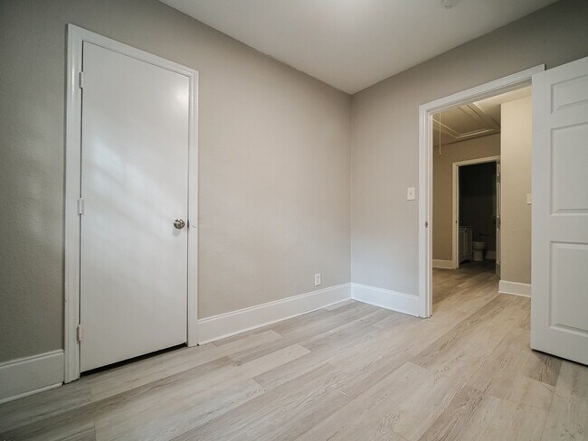 Building Photo - "Charming 4-Bedroom Gem in Charlotte - Cozy Living with Spacious Comfort!"
