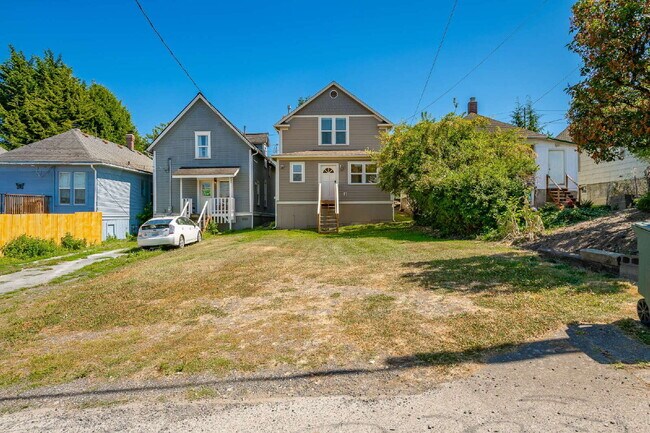 Building Photo - Charming, Spacious 5-Bedroom Home in York ...