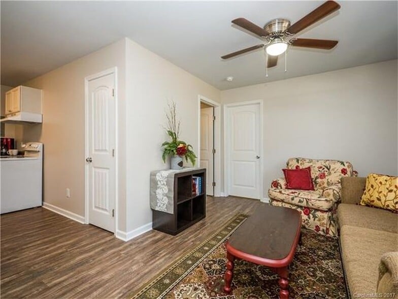 Building Photo - 305 S Spargo St