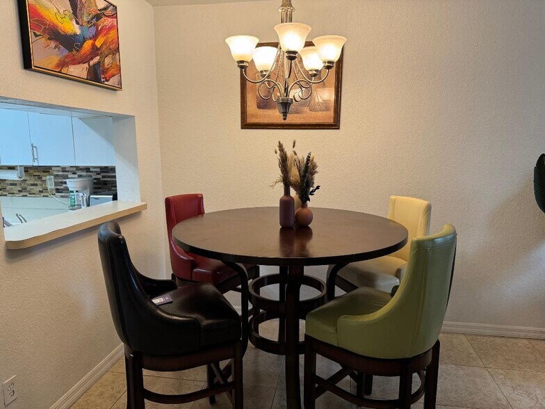 dining table - 8313 Bernwood Cove Loop