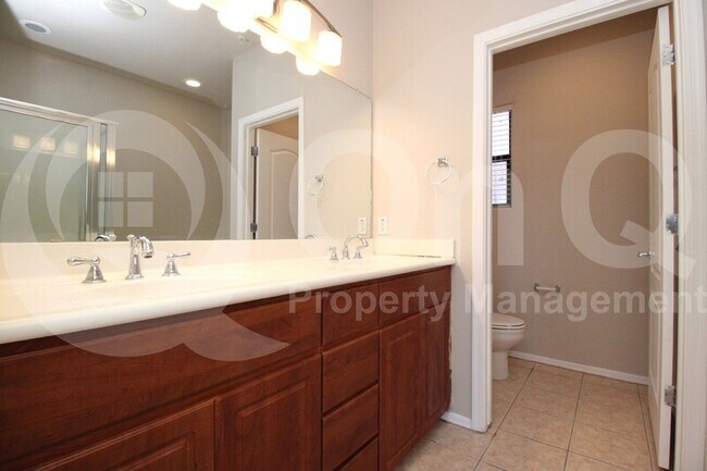 Building Photo - 705 W Queen Creek Rd