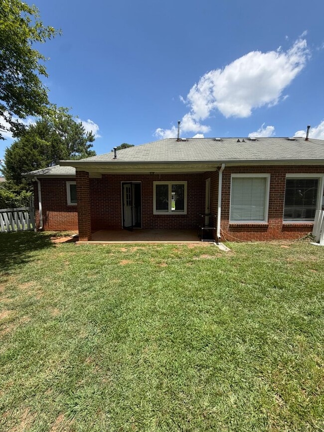 Building Photo - 2107 Fairway Ct SE