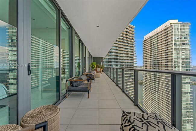 Building Photo - 480 NE 31st St