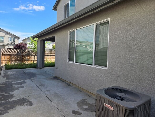 Building Photo - Home For Rent