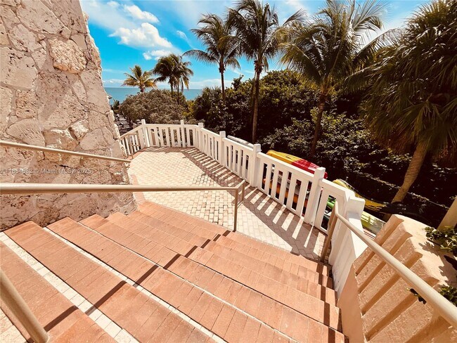 Building Photo - 1121 Crandon Blvd