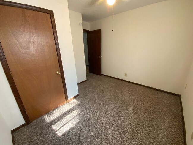 Building Photo - 560 NE Park Ln