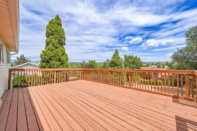 Building Photo - $1,850, 4 bed, 2 bath, located on Colorado...
