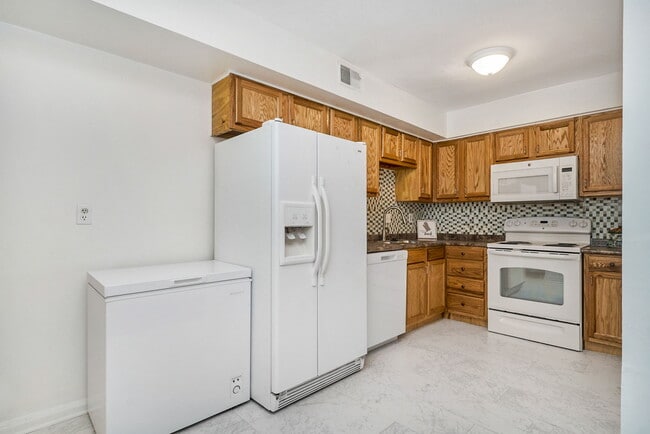 Building Photo - 5213 Clover Hill Dr