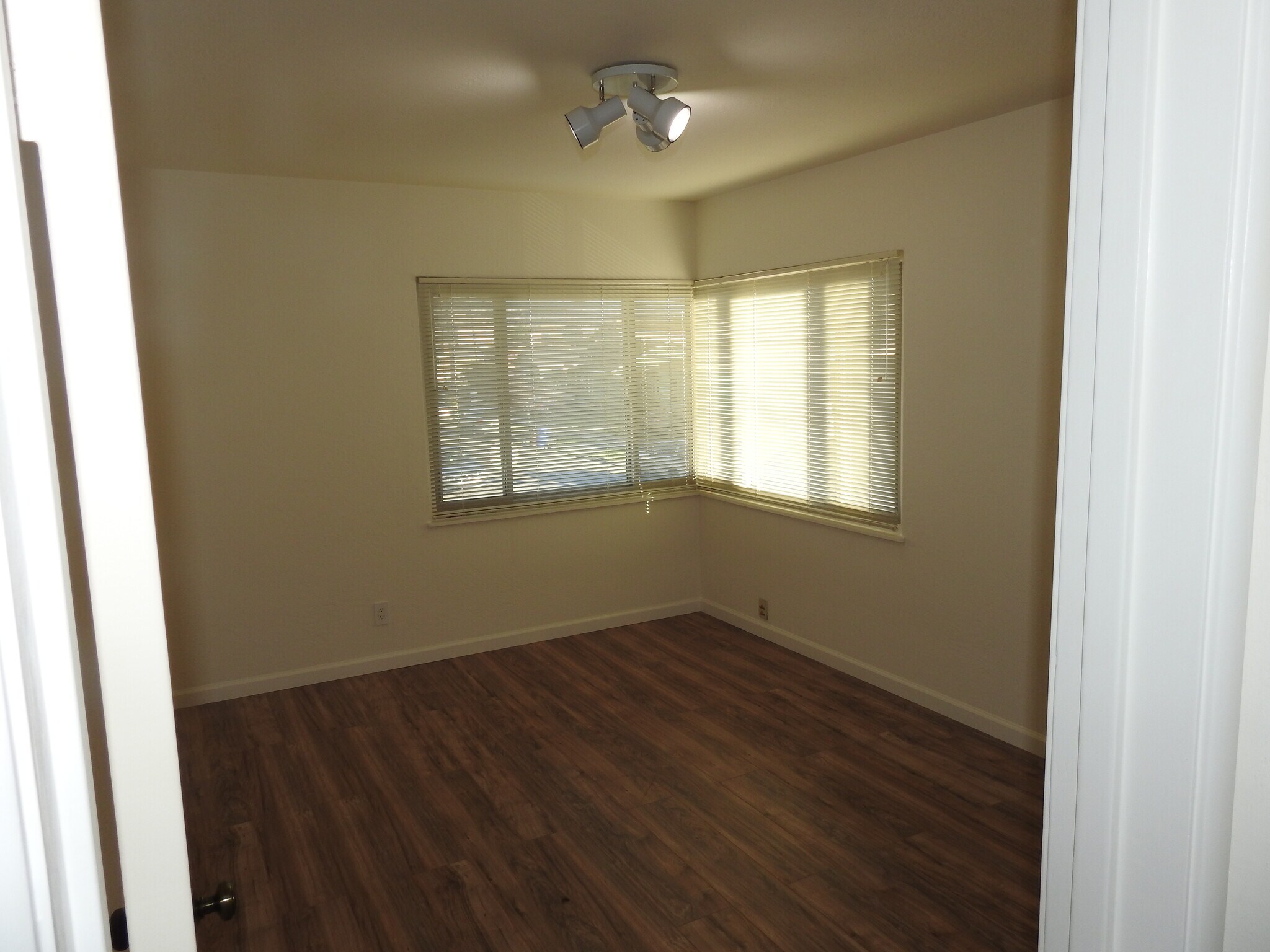 Building Photo - 413 34th St