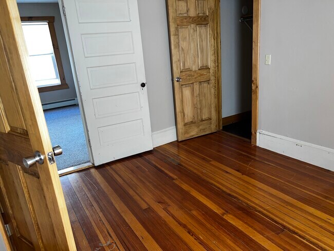 Building Photo - 25 Maple St