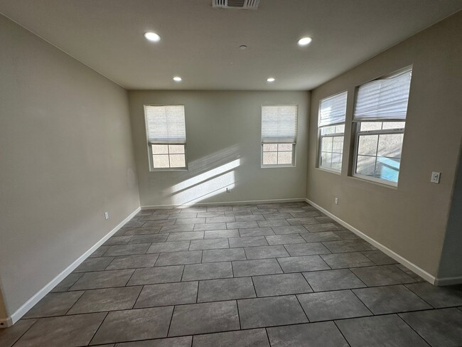 Building Photo - Beautiful 4 Bedroom, 3 Bath Mountain House Home