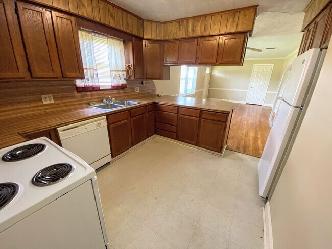 Building Photo - 2BR/1BA Duplex Near McNeese State University