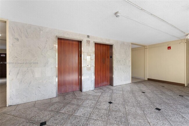 Building Photo - 6940 Miami Gardens Dr