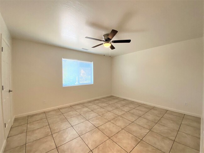 Building Photo - 9501 E Magma Dr
