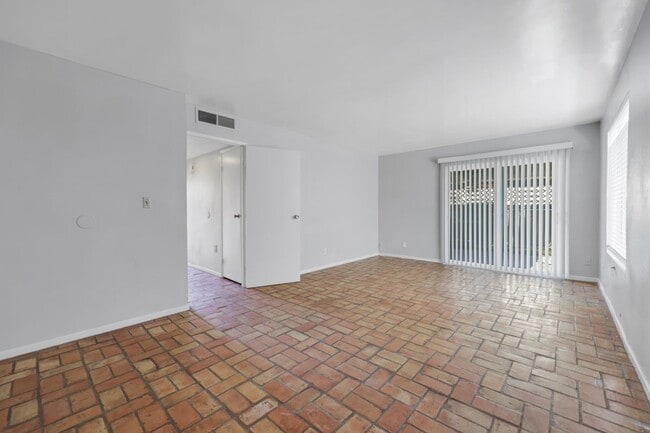 Building Photo - 1520 Hialeah Dr