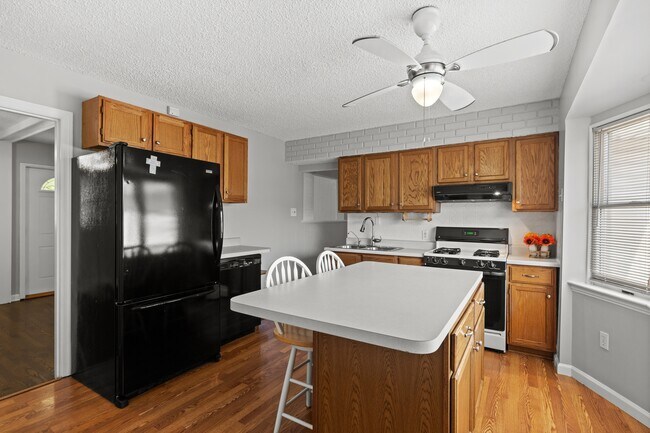 Building Photo - 1120 Gahan Dr