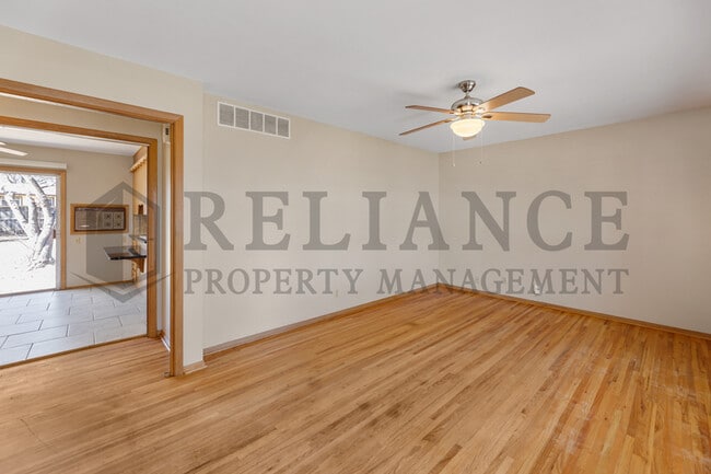 Building Photo - 935 N Valleyview St