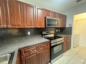 Building Photo - 3 bedroom in Dania FL 33312