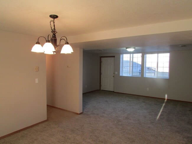 Building Photo - 510 S Circle Dr