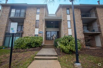 Building Photo - Lovely 2 BR/1.5 BA Top Floor Unit Condo in...