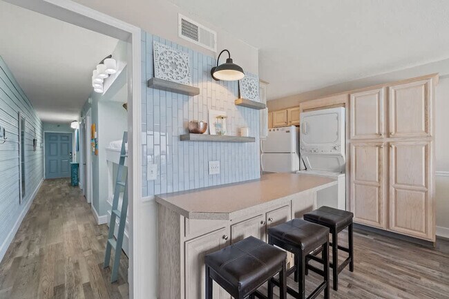 Building Photo - 8743 Thomas Dr