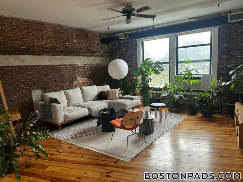 Building Photo - 600 Columbia Rd