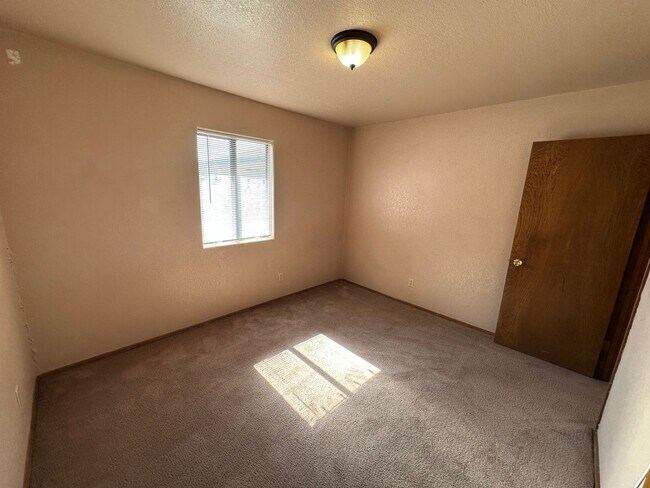 Building Photo - Cute 2 bedroom, 2 bathroom home with firep...