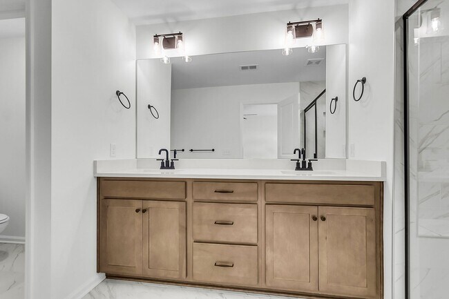 Building Photo - Move-In Ready Home in the Heart of Goose Creek