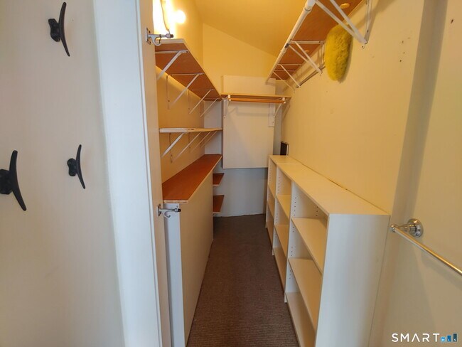 Building Photo - 800 E Broadway