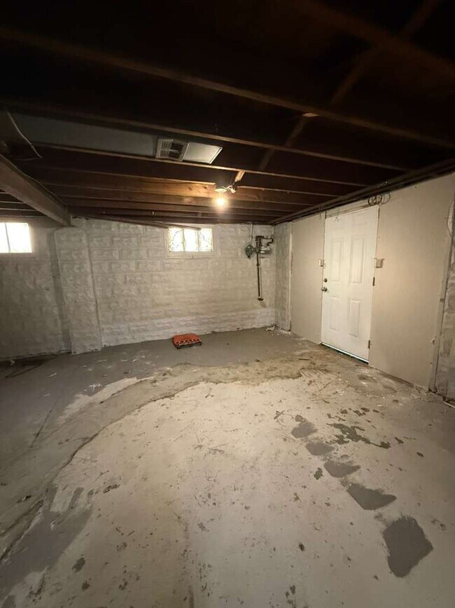 Building Photo - "Charming 3-Bedroom, 1 bath Riverview Retreat with Hardwood Floors & Unfinished basement!"  Ready...