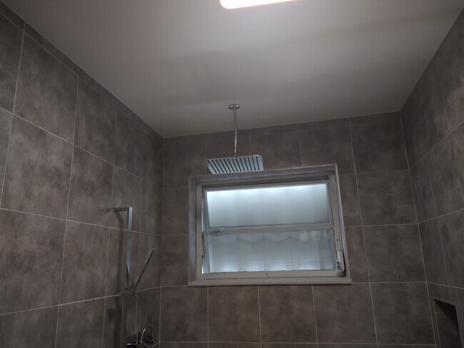 shower in shared bathroom #2 - 1136 NW 47th Ter