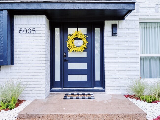 Building Photo - 6035 Cartagena St