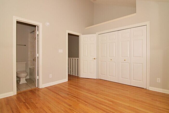 Building Photo - Beautiful Mass Ave Townhome!