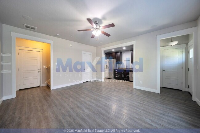 Building Photo - Small Pet Friendly - 3BD 2BTH 2GAR - Center Street/700 W Near TopGolf