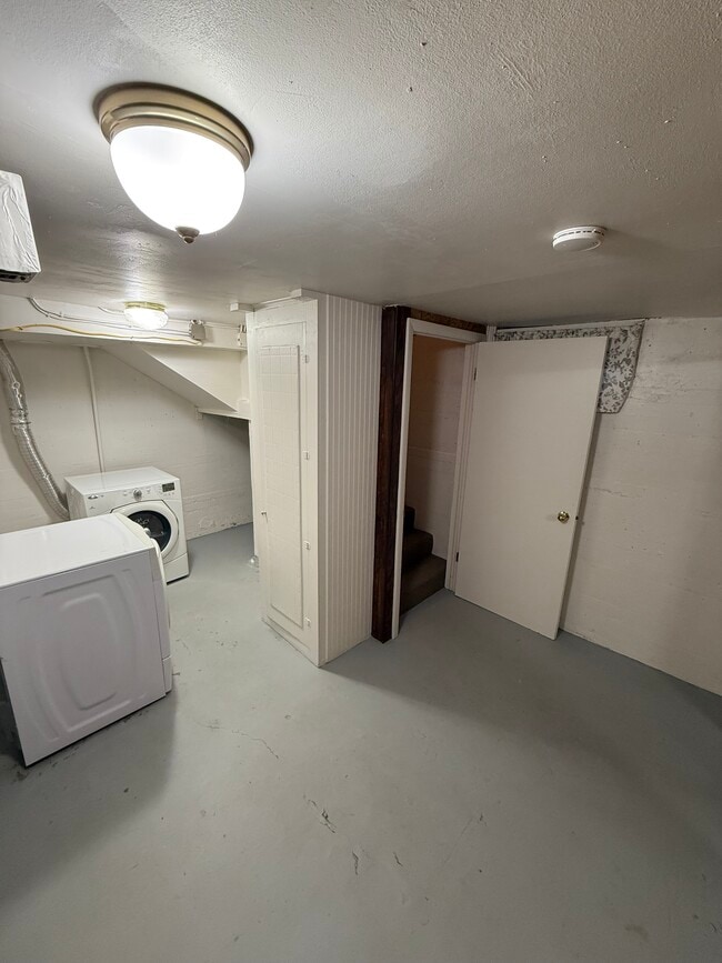 Building Photo - 355 N Cheyenne St