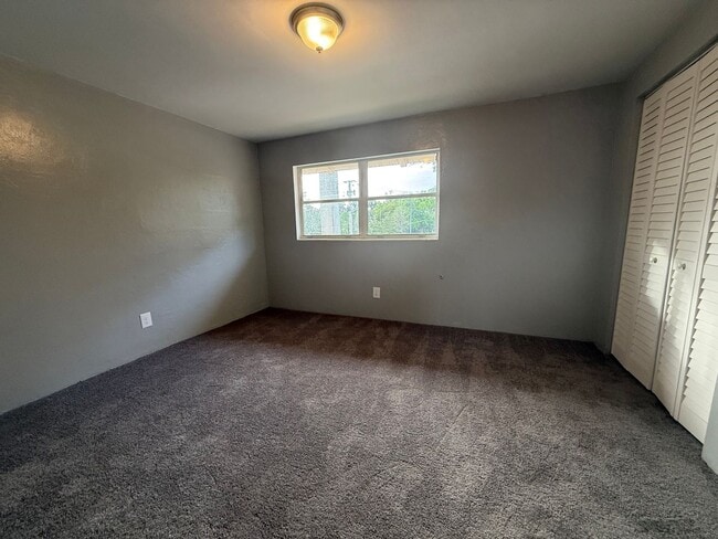 Building Photo - Beautiful 2 Bed 1.5 Bath Townhome AVAILABLE IMMEDIATELY!