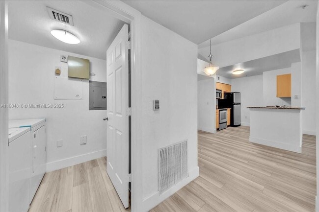 Building Photo - 2516 Centergate Dr