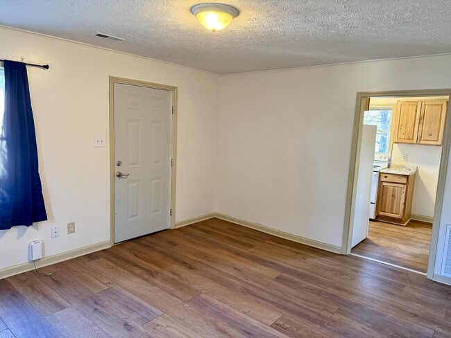 Building Photo - 526 Old Stage Rd