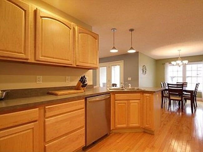 Building Photo - Spacious home with 5 bedrooms and 3 full b...