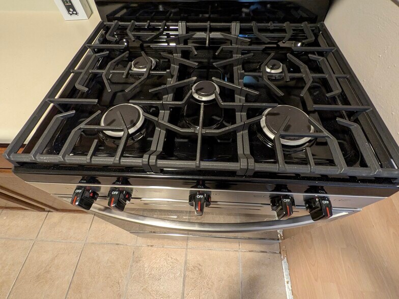 Building Photo - 2163 Hedgerow Rd