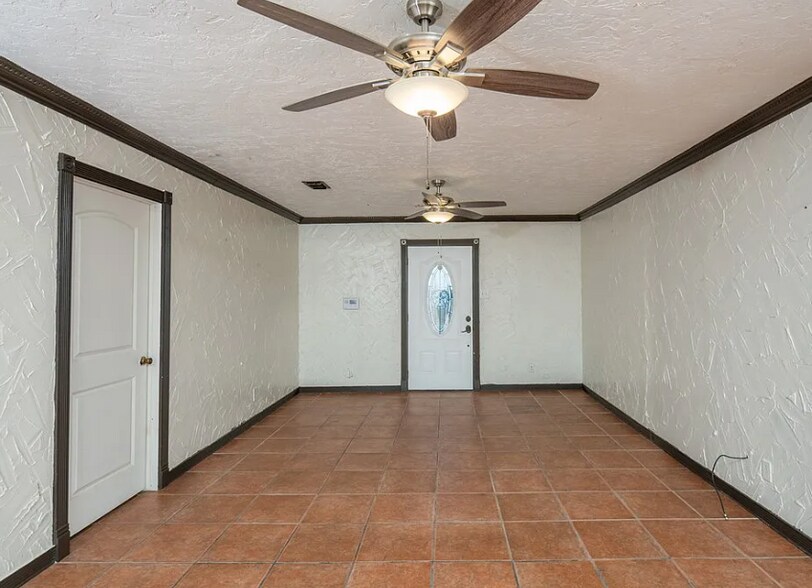 Living Room - 3226 North St