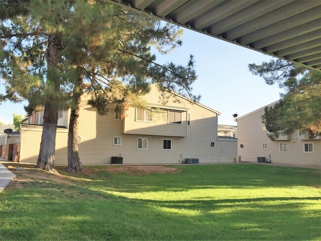 Building Photo - **COMFORTABLE 2br/2ba TOWNHOME (GILBERT & ...