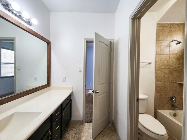 Building Photo - 4515 Greenleaf Dr